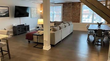 TV connectée, cheminée, lecteur de DVD, livres