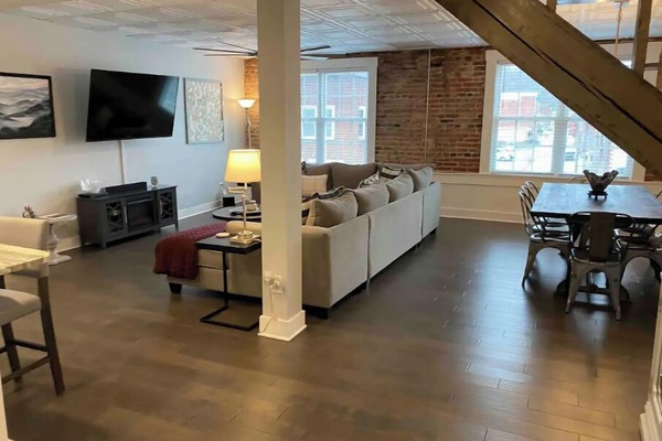 Televisor intel·ligent, llar de foc, reproductor de DVD i llibres