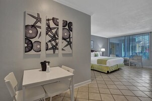Junior Suite, Men only | In-room safe, soundproofing, iron/ironing board, WiFi (free)
