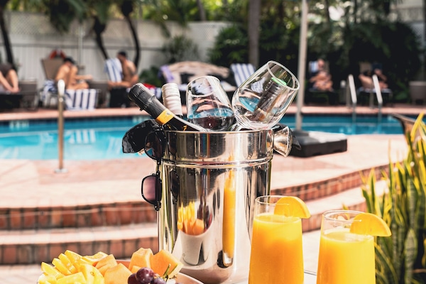 4 outdoor pools, pool umbrellas, sun loungers