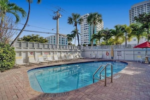 4 piscinas al aire libre, sombrillas, sillones reclinables de piscina