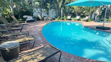 4 piscines extérieures, parasols de plage, chaises longues