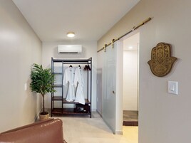 尊荣单人房, 男士专用房, 泳池景观 | 客房内保险箱、隔音、熨斗/熨衣板、免费 WiFi