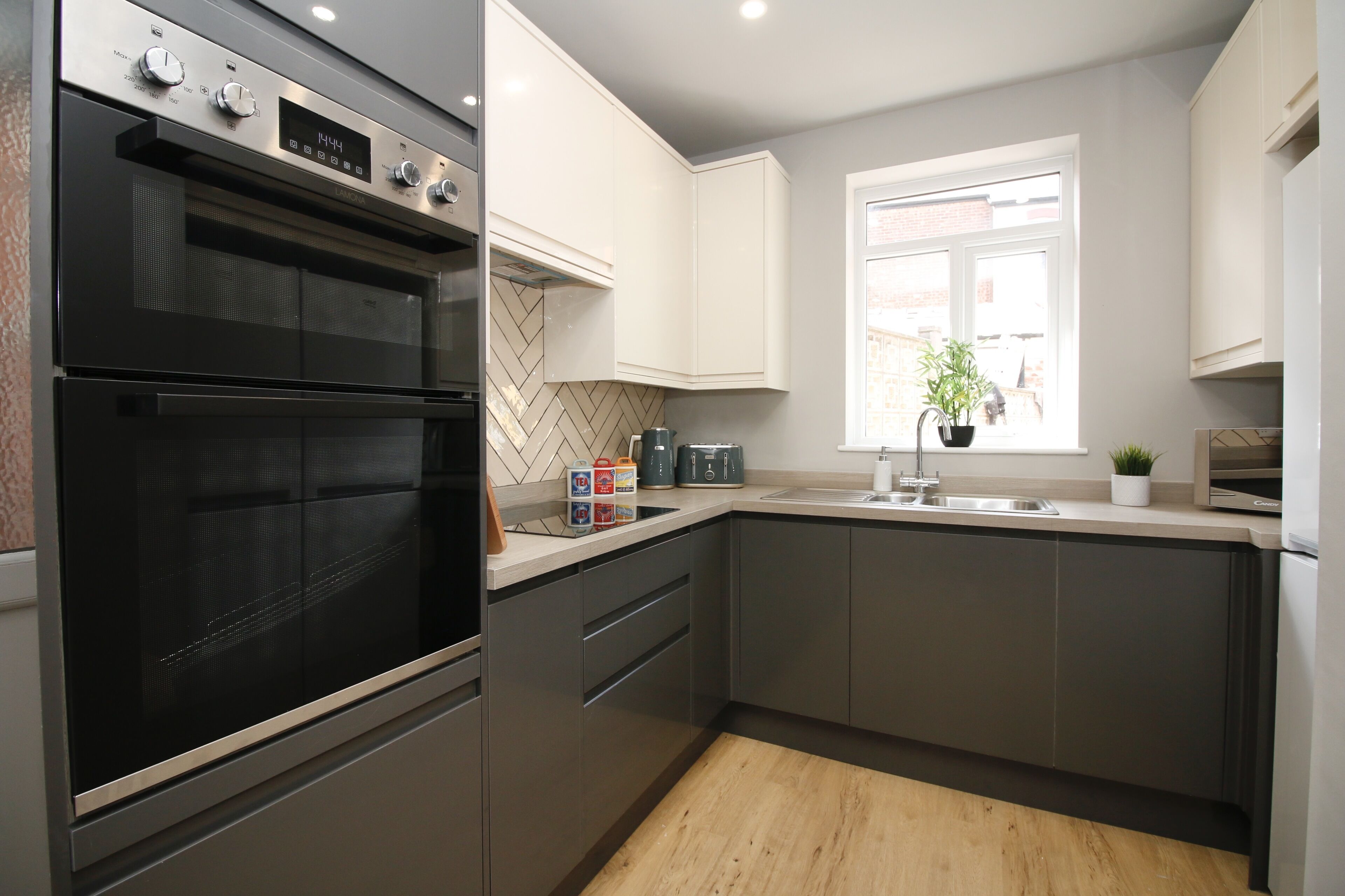 Réfrigérateur, micro-ondes, four, cafetière/bouilloire