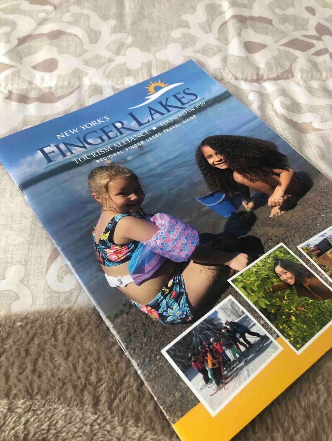 Un livre intitulé « L’Alliance touristique des Finger Lakes de New York », contenant des photos de personnes et de paysages naturels.