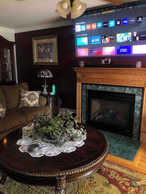 Smart TV, fireplace, video games, DVD player - In the heart of the finger lakes wineries (Geneva)