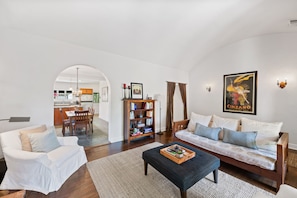 Smart TV, fireplace, books, printers - 4BR Secluded Spanish Oasis in the Heart of Los Angeles (Los Angeles)