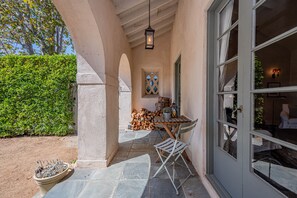 Outdoor dining - 4BR Secluded Spanish Oasis in the Heart of Los Angeles (Los Angeles)
