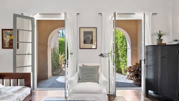 4 bedrooms, desk, iron/ironing board, travel crib