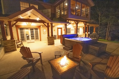 Lake Dreams, A Luxury 5-Bedroom Lakefront Home with Hot Tub and Private dock