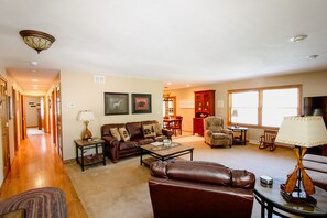 Smart-TV, Kamin, Bücher, Stereoanlage