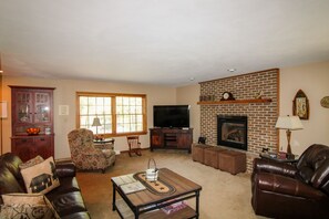 Smart TV, fireplace, books, stereo - Lake Dreams, A Luxury 5-Bedroom Lakefront Home with Hot Tub and Private dock (DuBois)