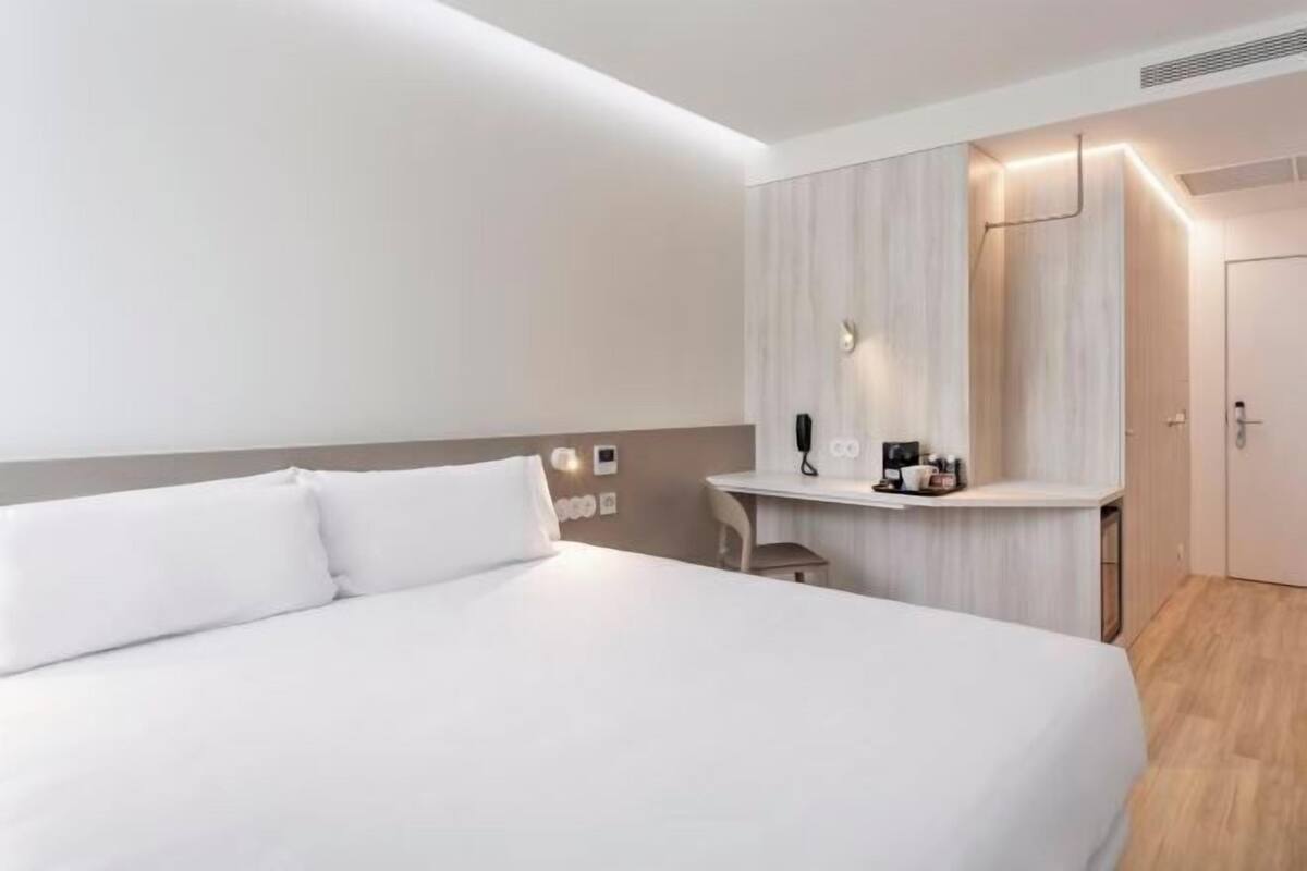 In-room safe, soundproofing, WiFi (free)