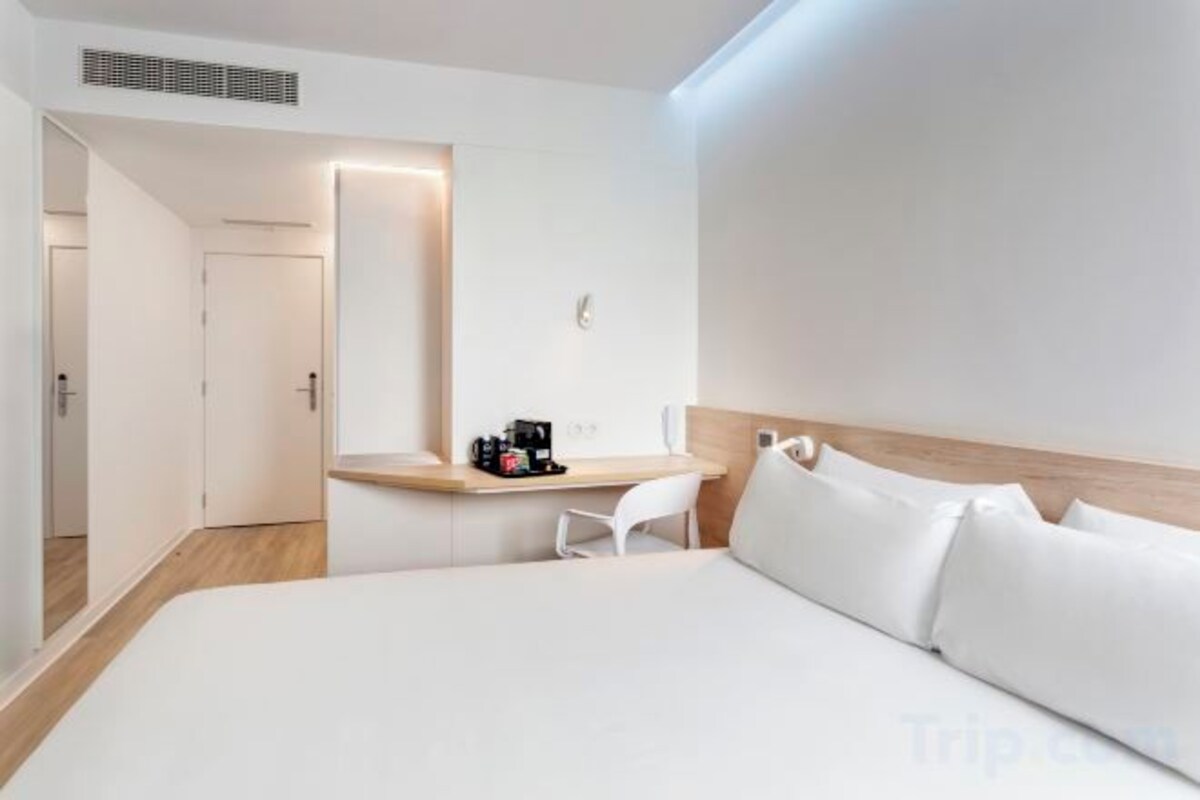 In-room safe, soundproofing, WiFi (free)