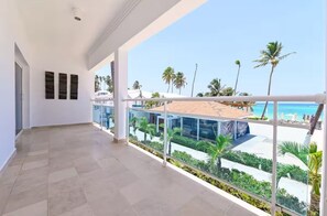 Property grounds - Beachfront Condo, 2 Pools & Private Beach Access, Sleeps 8 Guests (Punta Cana)