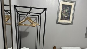 A bedroom with a bed, a wooden headboard, a black metal wardrobe with a mirror, and a framed picture on the wall. - Relax in downtown Alajuela / 5min near the Airport (Alajuela)