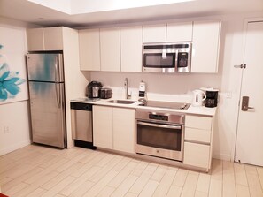 Frigorifero, microonde, forno, piano cottura