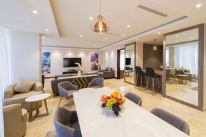 Suite, 1 très grand lit, bain à remous, vue ville (Living Room) | Vue de la chambre