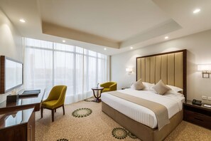 Suite, 1 King Bed, Jetted Tub, City View (Living Room)