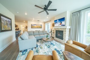 Condo premium, 2 quartos, sacada, vista para o vale (Clearwater Lofts Bldg 2 201) | Área de estar | Smart TV, lareira