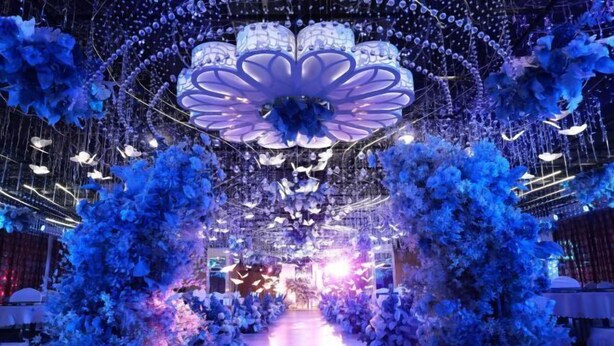 A corridor with floral decorations and hanging lights. - Aoliyang Business Hotel (Zhuanghe Jinma Plaza) (Zhuanghe)