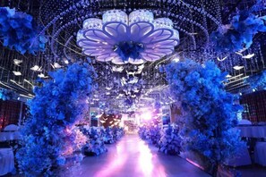 A corridor with floral decorations and hanging lights. - Aoliyang Business Hotel (Zhuanghe Jinma Plaza) (Zhuanghe)