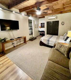 6 bedrooms, travel crib, free WiFi, bed sheets - Log Cabin on 2 acres, hot tub, pond, fishing, pets (Chattanooga)
