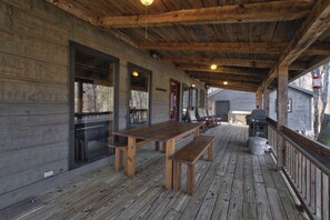 Outdoor dining - Log Cabin on 2 acres, hot tub, pond, fishing, pets (Chattanooga)