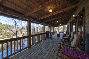 Terrace/patio - Log Cabin on 2 acres, hot tub, pond, fishing, pets (Chattanooga)