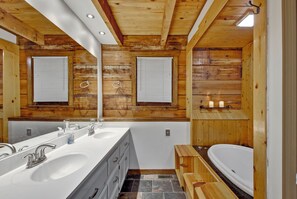 Combined shower/tub, towels, soap, shampoo - Log Cabin on 2 acres, hot tub, pond, fishing, pets (Chattanooga)