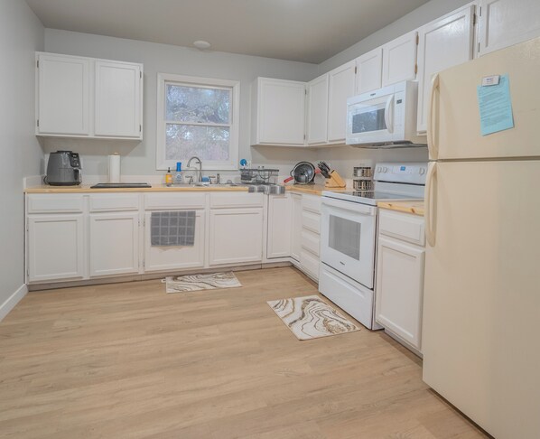 Refrigerador, microondas, horno y parrilla de estufa 