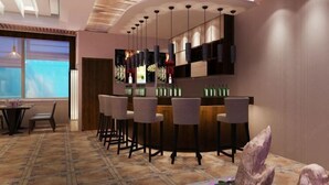 Eine Bar mit einer gebogenen Theke, mehreren Barhocker und hängenden Pendelleuchten.