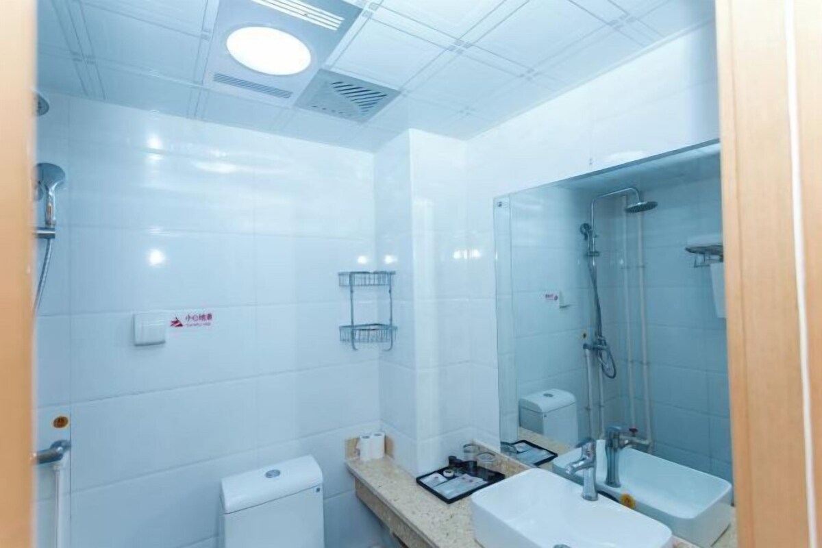 Ein modernes Badezimmer mit Toilette, Waschbecken und Duschbereich.