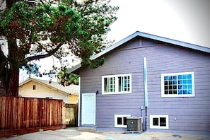 Exterior - Breathtaking 6BR/3BA in the heart of San Jose! (San Jose)