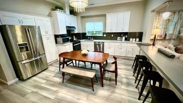 Lemari es, microwave, oven, dan kompor