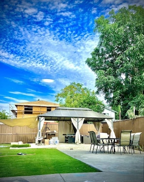 Outdoor dining - Breathtaking 6BR/3BA in the heart of San Jose! (San Jose)