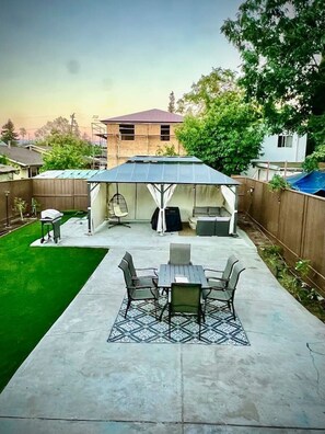 Outdoor dining - Breathtaking 6BR/3BA in the heart of San Jose! (San Jose)