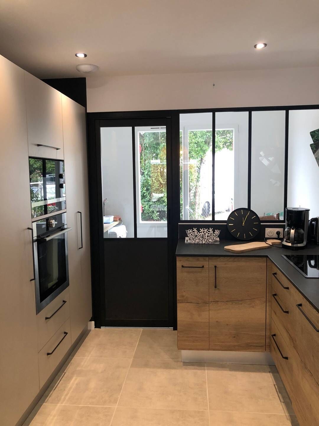 Réfrigérateur, un four, lave-vaisselle, grille-pain