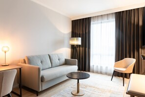 家庭房 | 客房内保险箱、办公桌、笔记本电脑工作区、隔音