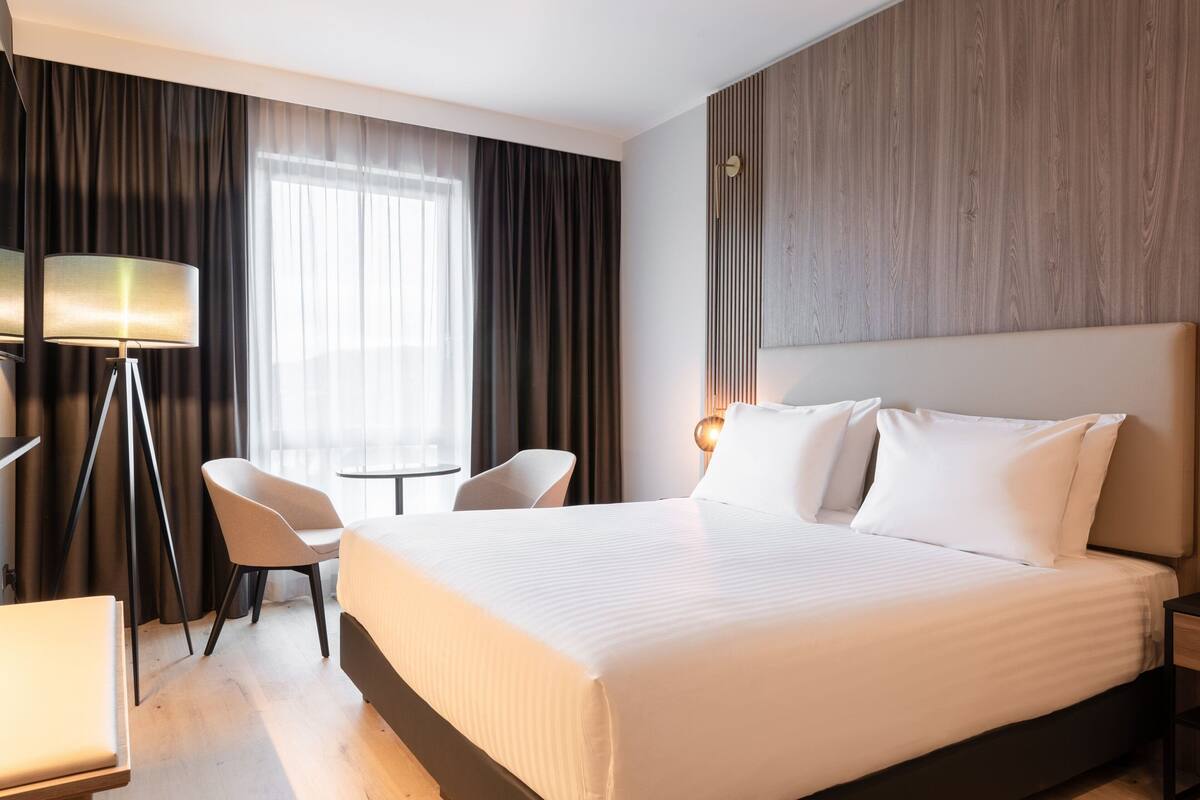 Superior Room, 1 King Bed, River View | In-room safe, desk, laptop workspace, soundproofing