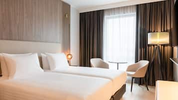 Standard Room, 2 Single Beds, Non Smoking | In-room safe, desk, laptop workspace, soundproofing