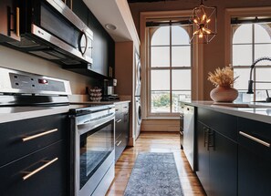 Microondas, horno, placa de cocina y lavavajillas