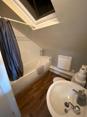 Apartment, Private Bathroom, City View | Bathroom