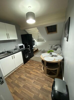 Apartment, eigenes Bad, Stadtblick | Speisen