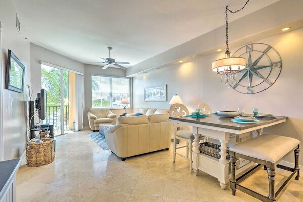 Smart TV, books - Waterfront Condo-Sleeps 6. Burnt Store Marina. Pool, Golf, boating, and more. (Punta Gorda)