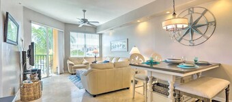Waterfront Condo-Sleeps 6. Burnt Store Marina. Pool, Golf, boating, and more.