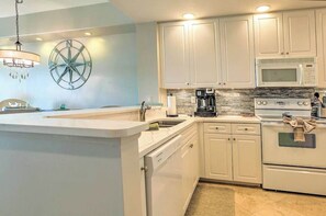 Fridge, microwave, oven, stovetop - Waterfront Condo-Sleeps 6. Burnt Store Marina. Pool, Golf, boating, and more. (Punta Gorda)