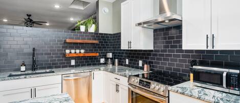 Kühlschrank, Mikrowelle, Ofen, Herdplatte