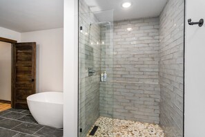 Bathtub, towels, soap, toilet paper - Craft District Loft - Superior (Duluth)