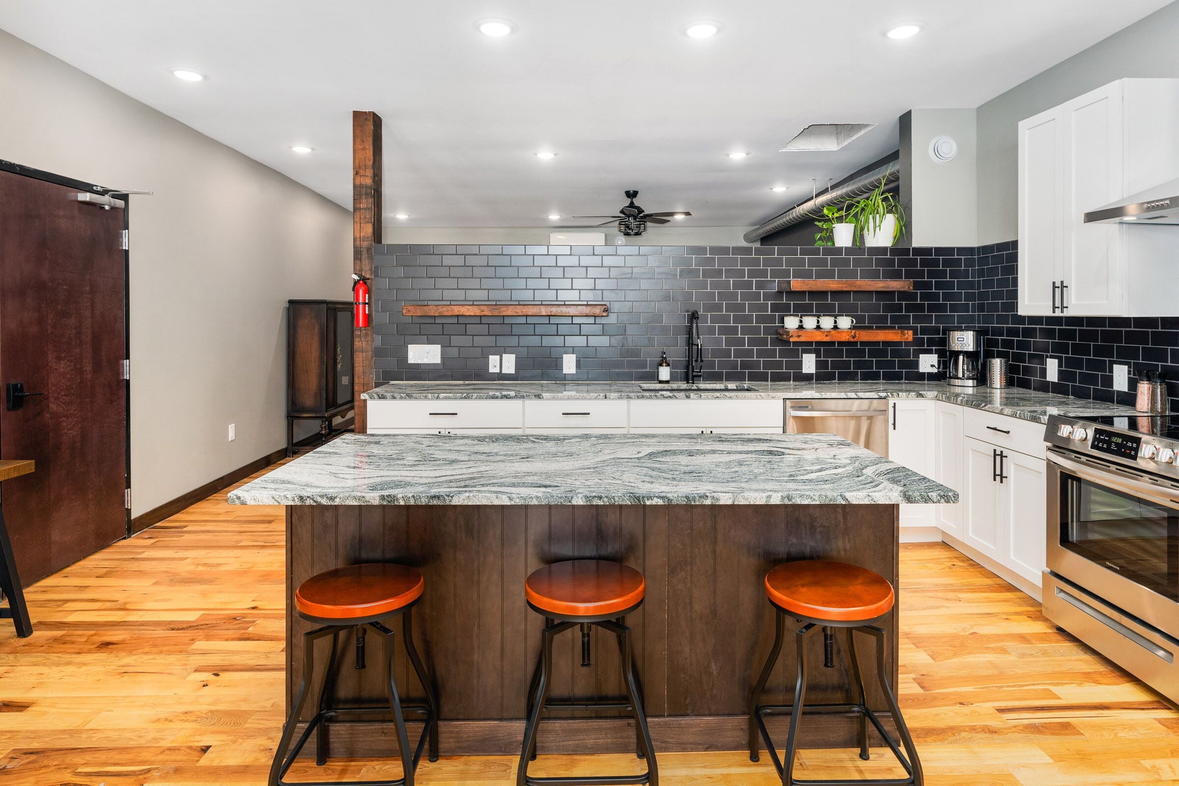 Kjøleskap, mikrobølgeovn, ovn og kokeplater